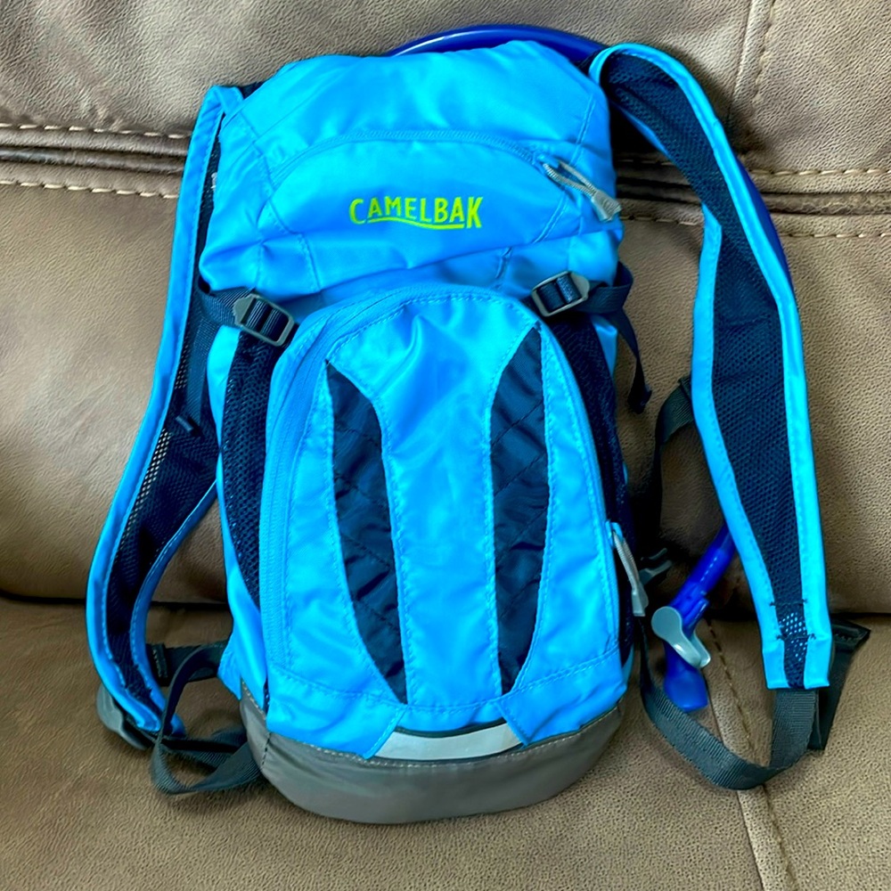 Camelpak Kid Mini Mule 50oz Hydration Pack. Blue | atomic blue/navy blue